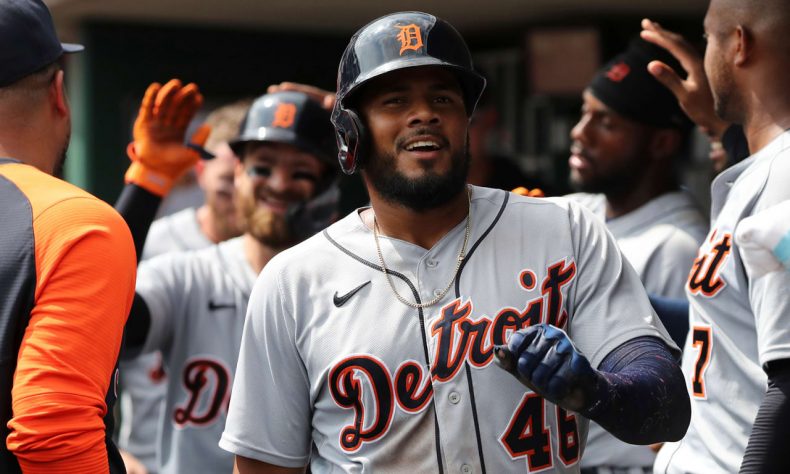 Jeimer Candelario rompió el empate a ceros con un triple de dos carreras, cinco lanzadores de Detroit se combinaron para frustrar a la ofensiva de Cincinnati y los Tigres se llevaron la serie interligas de tres duelos con una victoria de 4-1 el domingo sobre los Rojos.