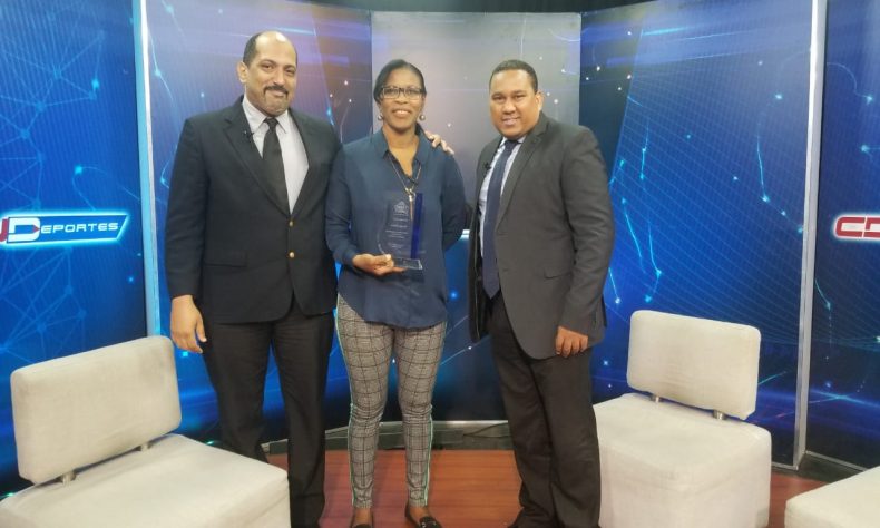CND Deportes y CDN 37 reconocen a la inmortal del baloncesto femenino Teresa Durán