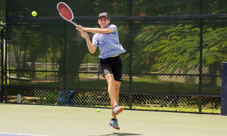 Tras alcanzar sus primeros cuartos de final en el circuito junior de la Federación Internacional de Tenis (ITF) venciendo con un contundente 6-2, 6-1 al colombiano Juan David Robayo, el criollo Maleno jugará este jueves frente al ecuatoriano Juan Diego Rojas, quinto favorito.