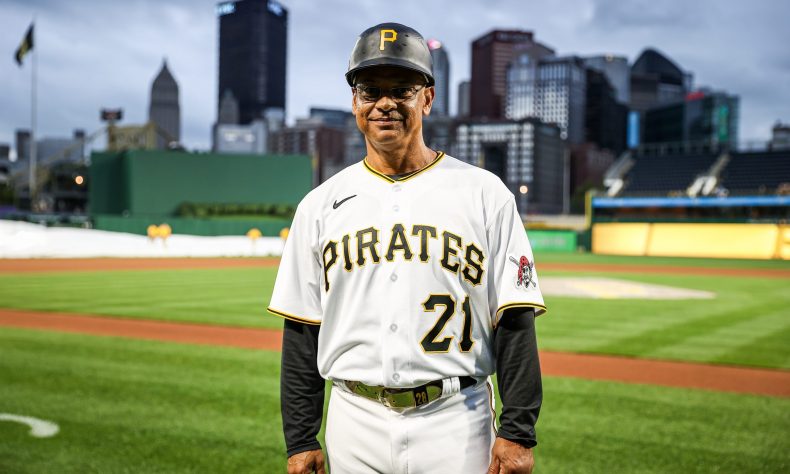 Piratas despiden al coach de 3B Joey Cora