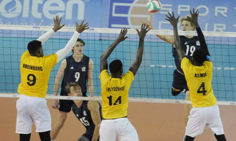 Estados Unidos, que perdió su invicto ante República Dominicana, avanza ahora con record de 3-1, mientras que Suriname 0-4 en la Copa Panamericana de Voleibol Masculino que asegura dos tickets a los dos mejores equipos para los Juegos Panamericanos de Chile en 2023.