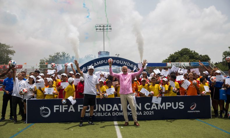 Una experiencia de inmersión deportiva y educativa con entrenamientos de fútbol, sesiones sociales.