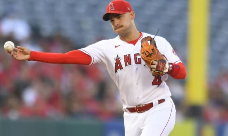 Este último movimiento de los Patirrojos llega tres semanas después de que agregaron a otro jugador que fue parte de la organización -- el infielder Travis Shaw para otra estadía con el club.
