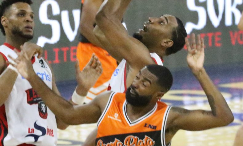 SANTO DOMINGO.- L.J. Figueroa anotó 27 puntos y Juan Guerrero 24, guiando a los Leones de Santo Domingo a una victoria 97-89 sobre los Huracanes del Atlántico en el Palacio de los Deportes Virgilio Travieso Soto.