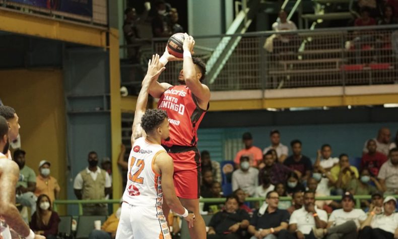 Leones derrotan a Cañeros 93-89