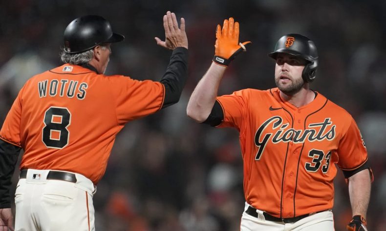 Los Gigantes de San Francisco no pueden celebrar aún el título divisional, no con su rival, los Dodgers, sumando victorias en la carrera en el Oeste de la Liga Nacional.