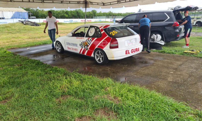 Santo Domingo.-A pesar de la lluvia caída durante la mañana y tarde del viernes en las inmediaciones del Autódromo Internacional Las Américas, los pilotos de autos acudieron desde temprano para terminar la puesta a punto de sus bólidos y setear todos los detalles para estar listos en la tanda de clasificación este sábado del Gran Premio CDCC organizado por el Club Dominicano de Corredores de Circuito.
