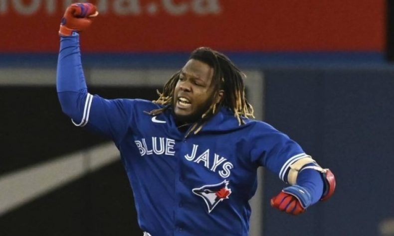 A sus 22 años el dominicano Vladimir Guerrero Jr, sorprendió al mundo con su HR 47 y los Azulejos de Toronto llevaron su búsqueda del comodín de la Liga Americana al último día de la temporada regular al vencer 10-1 a los Orioles de Baltimore el sábado.