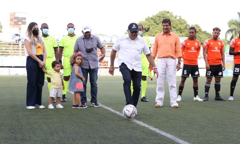 Presidente de Industrias Macier realiza saque de honor en juego Cibao FC vs Atlético Vega Real
