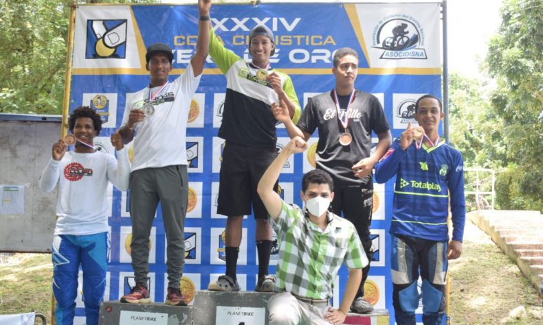 La pista de bicross estuvo repleta de jóvenes y adultos pedalistas, acompañados de familiares y amigos que se dieron cita al evento, recreando un buen ambiente deportivo familiar.