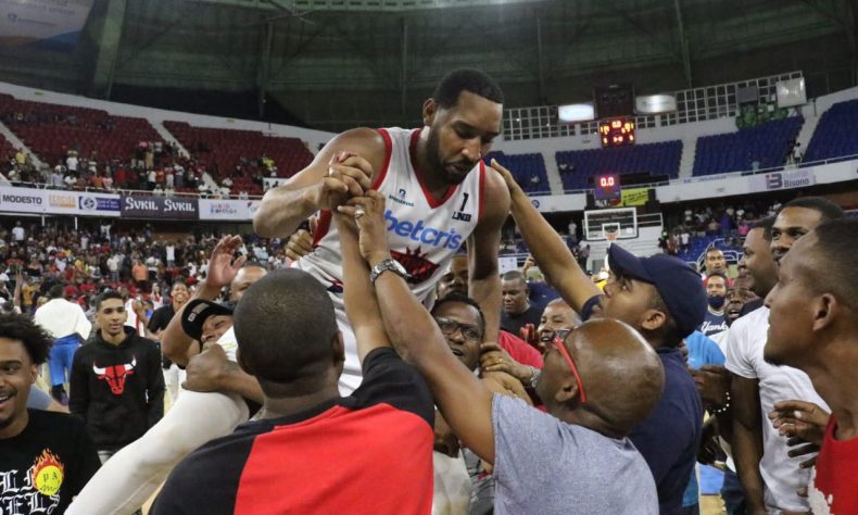 Santo Domingo- Los Leones se coronaron campeones de la Liga Nacional de Baloncesto (LNB) al doblegar 114-101 a los Titanes del Distrito Nacional en tiempo extra el sexto partido de la serie final celebrado este viernes en el Palacio de los Deportes Virgilio Travieso Soto de esta ciudad.